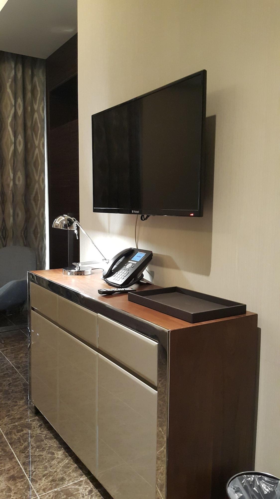 M Hotel Makkah By Millennium Mecca Exterior photo A television and telephone in a hotel room