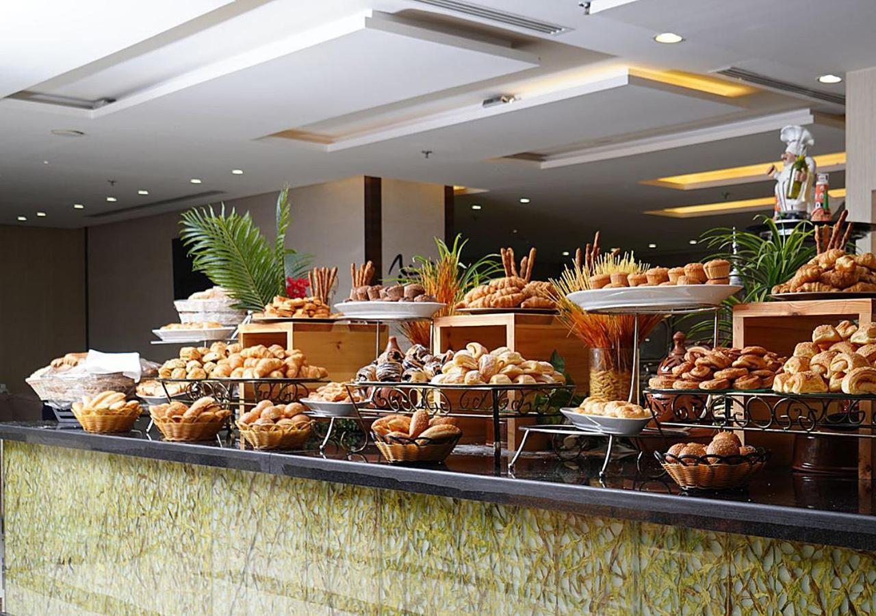 M Hotel Makkah By Millennium Mecca Exterior photo Breakfast buffet at the hotel