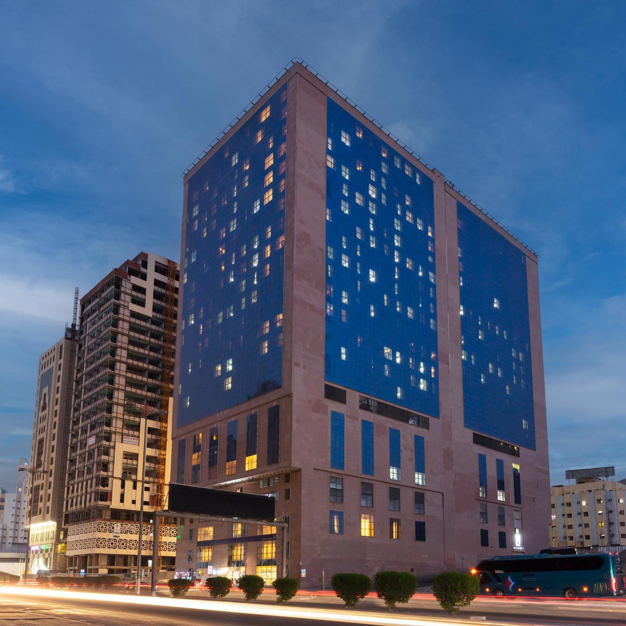 M Hotel Makkah By Millennium Mecca Exterior photo The hotel at night