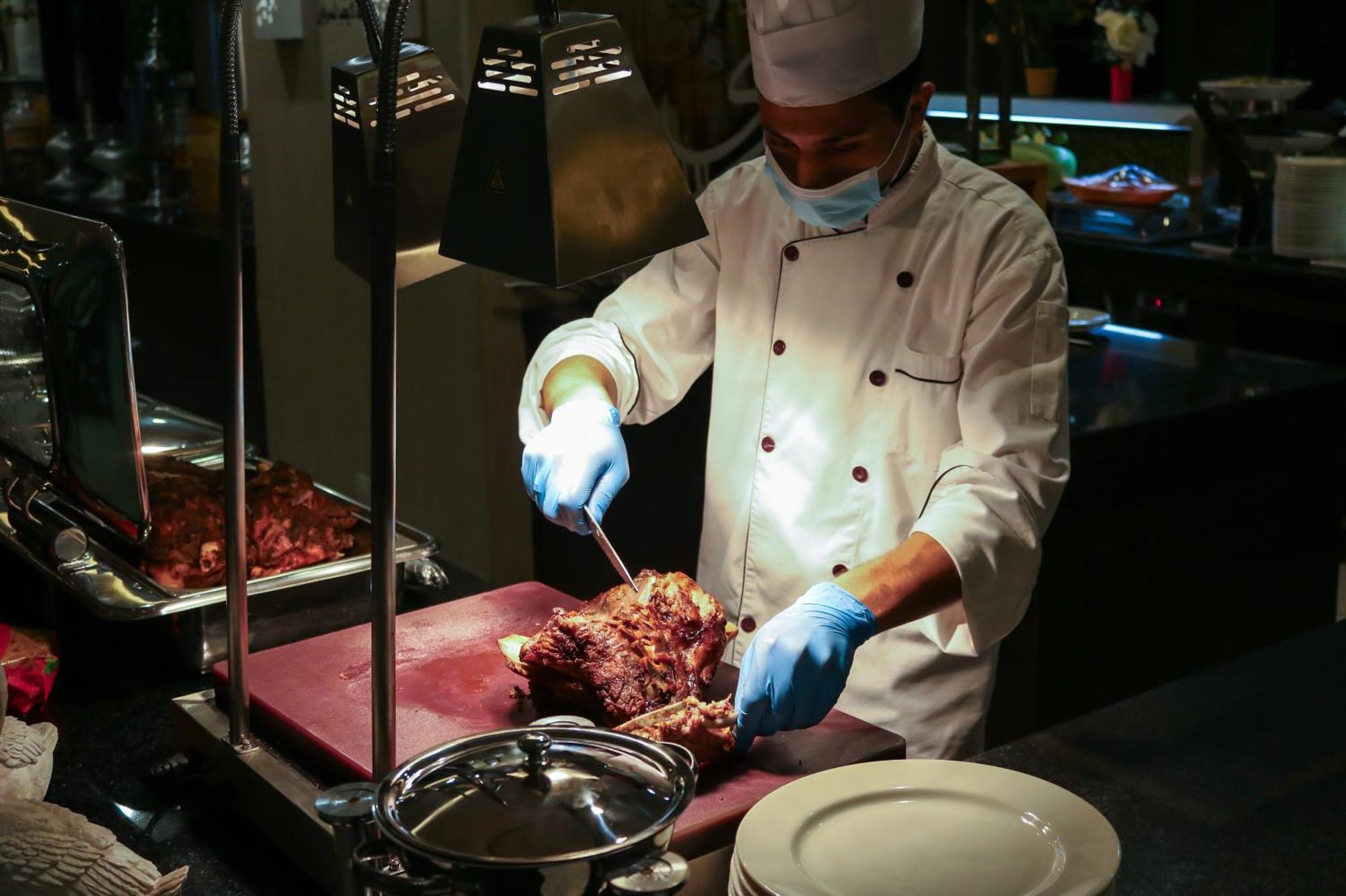 M Hotel Makkah By Millennium Mecca Exterior photo A chef cooking at a buffet